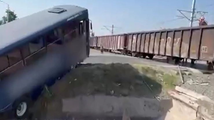 Tren impacta camión Jalisco: Fuerte choque vehículo canal Tlajomulco