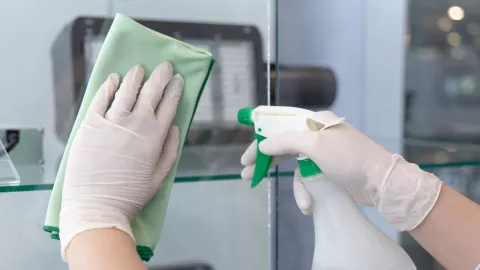 Adi&oacute;s a las manchas en los cristales: &iexcl;Conoce el robot limpiavidrios!