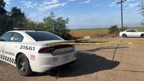 Hombre envuelto en plástico en Costa Rica