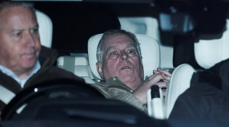 El exprincipe Andrew fue expulsado de su residencia en Windsor, donde vivió durante más de dos décadas, tras una serie de escándalos que deterioraron gravemente su imagen pública