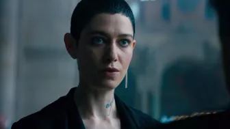 Asia Kate Dillon, interpreta a “La Adjudicadora” hizo una petición muy importante para poder trabajar en el filme.