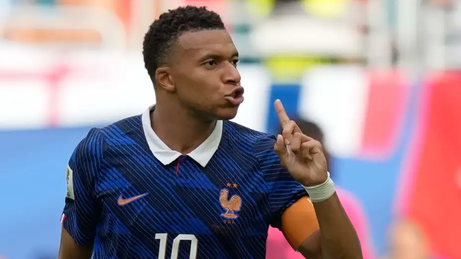Kylian Mbappé, de Francia, festeja su tercer gol ante Inglaterra.