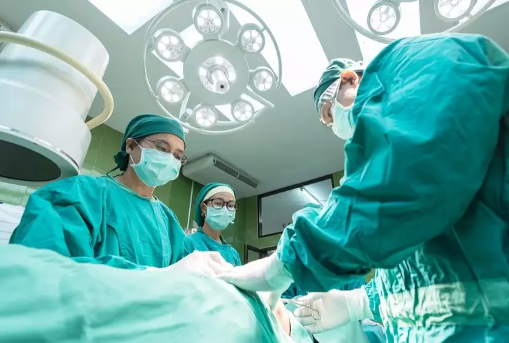 Operan a niña que tenia más de 100 gusanos en la cabeza