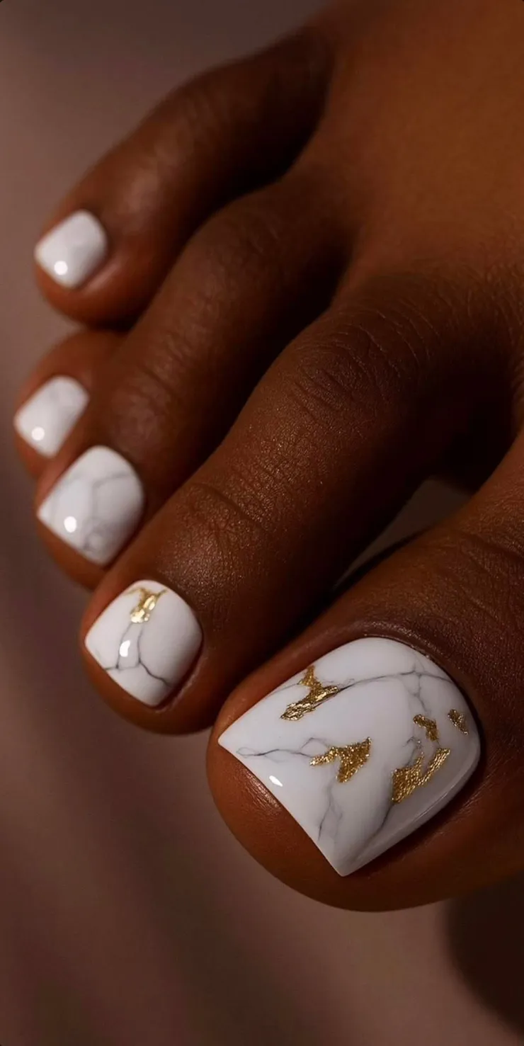 9 diseños de uñas blancas con dorado que puedes usar en los pies para lucir en natación