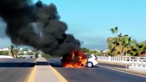 Auto en llamas durante los eventos del segundo Culiacanazo