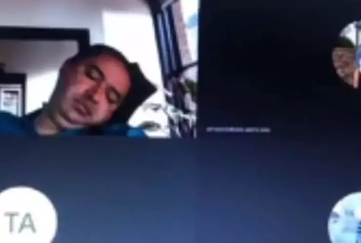 Video Cachan a profesor que se quedó dormido en exposión de alumnos