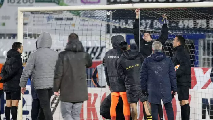 Suspenden partido del AEK Atenas por irregularidades con las porter&iacute;as