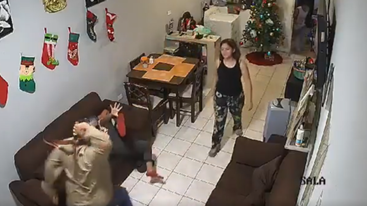Hombre golpea a su hijo de 11 años con cinturón en el Salvador.png