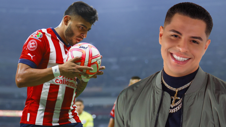 Alexis Vega jugando ante el América el clásico - Eduin Caz de Grupo Firme sonriendo