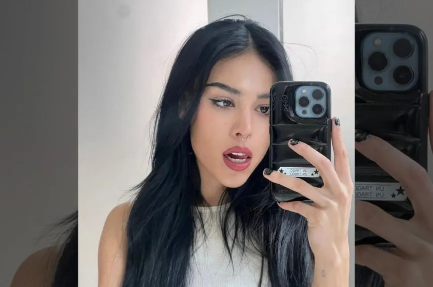 Danna Paola con cabello negro.jpg