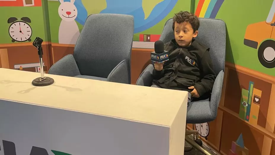 Niño sentado