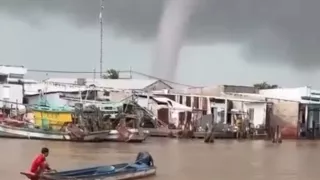 Tromba marina sorprende en costas de Vietnam