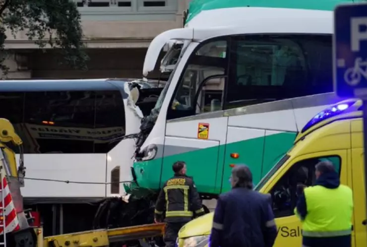 Un accidente en Barcelona entre dos autobuses dejó 51 heridos, cuatro en estado crítico