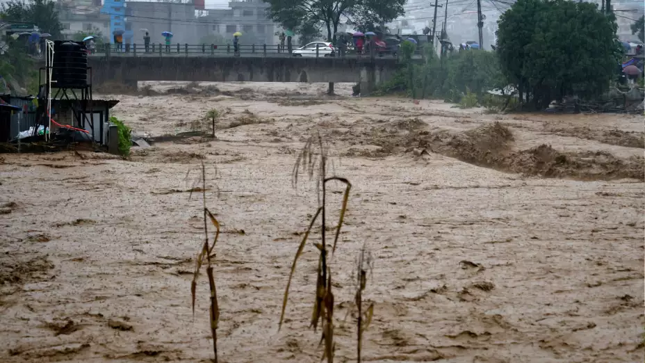 El río Bagmati desbordado por intensas lluvias en Nepal.