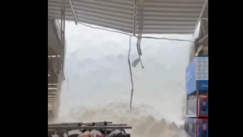 Fuerte nevada colapsa techo de Walmart con compradores dentro en Estados Unidos.png
