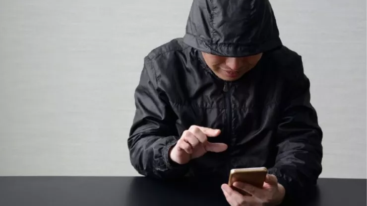 hombre pervertido mirando el celular