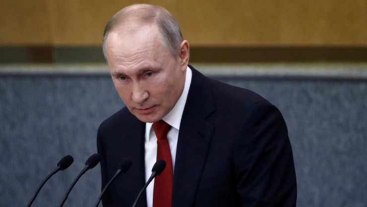 FOTO DE ARCHIVO - El Presidente de Rusia Vladimir Putin pronuncia un discurso durante una sesión de la cámara baja del Parlamento en Moscú