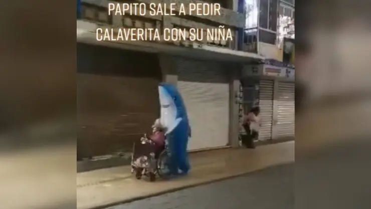 Papá pide calaverita con su hija en silla de ruedas