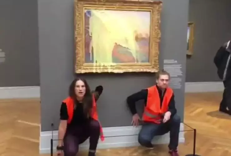 lanzan puré de papa a cuadro de monet