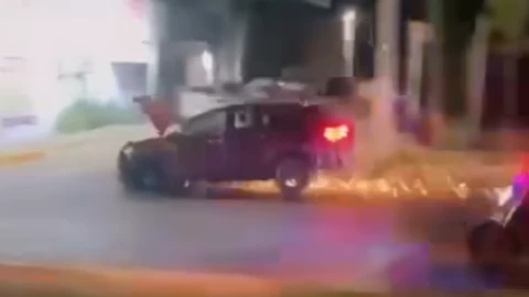 Persecución en Puerto Vallarta, camioneta roja choca vehículos