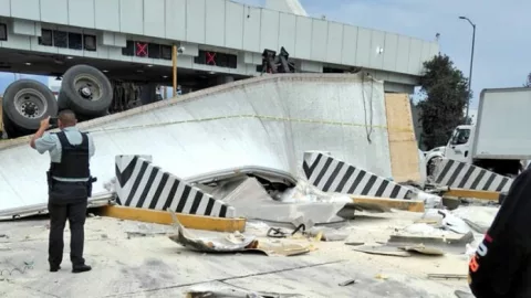 Tráiler se queda sin frenos y choca contra caseta de la autopista México-Puebla