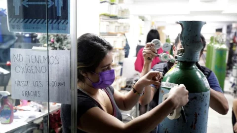 Morena propone hasta 7 años de cárcel para quien lucre con tanques de oxígeno en CDMX