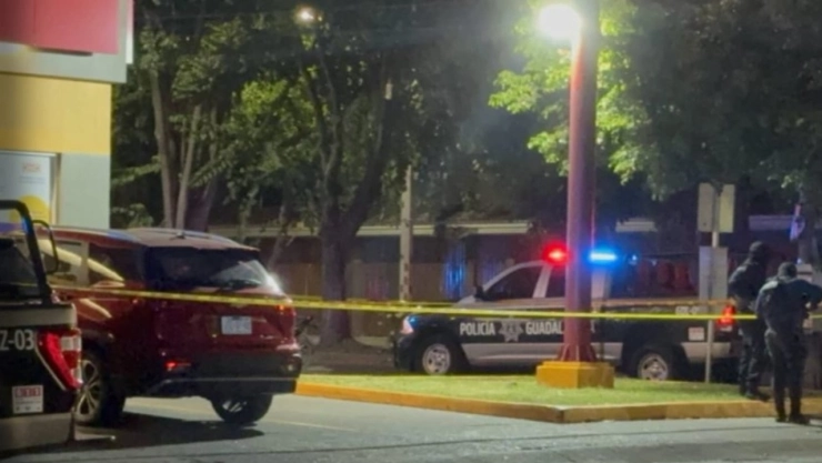 Clientes someten y matan a ladrón de tienda de conveniencia en la Zona Metropolitana de Guadalajara