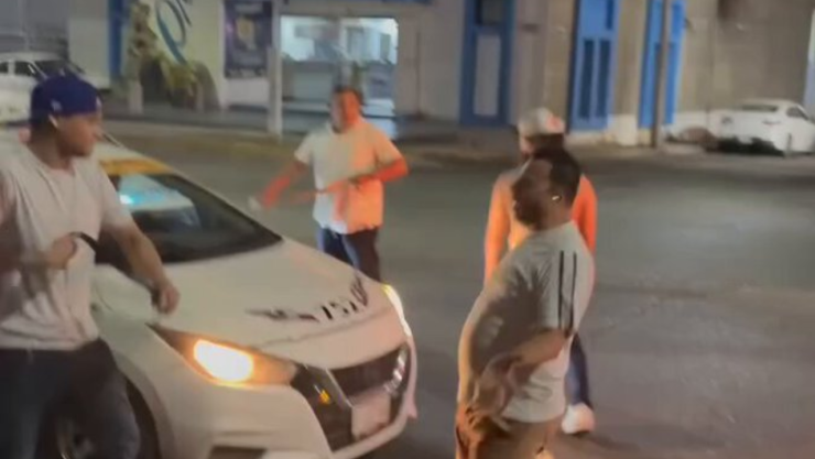 Pelea entre taxistas en Villahermosa.