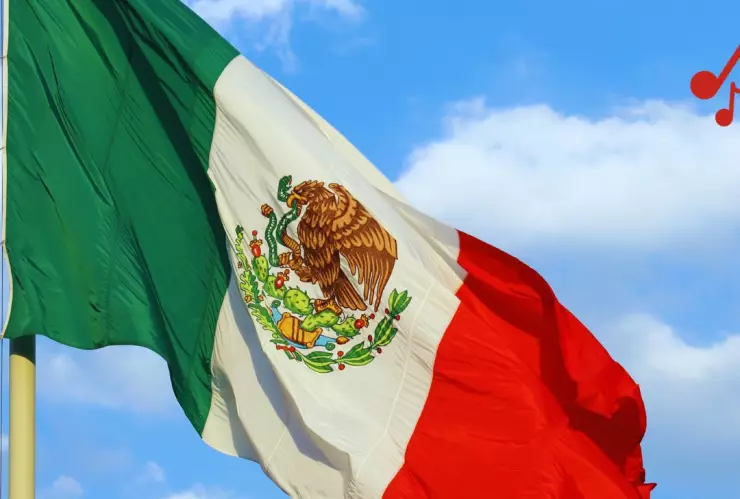 ¿Cuál es la multa por hacer mal uso de los símbolos patrios como el Himno Nacional?