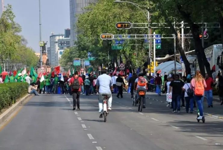 manifestantes afectan una de las vialidades principales de la capital 
