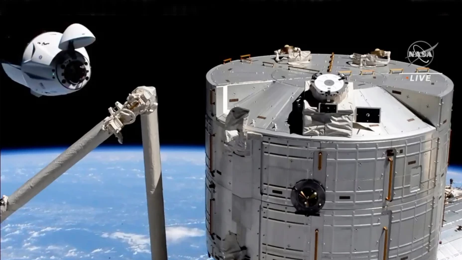 Cápsula Crew Dragon de SpaceX se acerca a la EEI.
