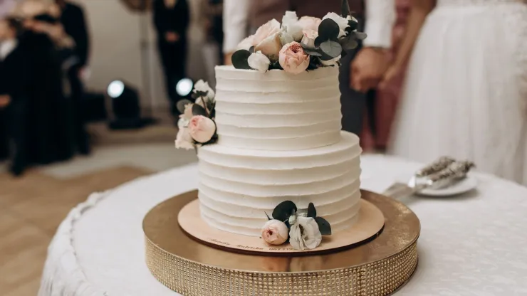 49 ideas de pastel de bodas que puedes tomar como inspiración: desde sencillos hasta muy elaborados.