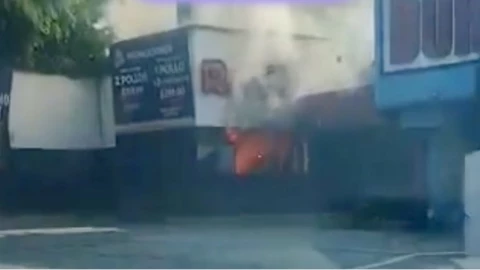 Se incendia establecimiento de comida en Cuernavaca.