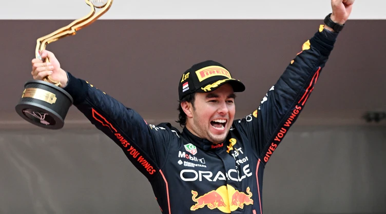 Checo Pérez celebra su triunfo en el Gran Premio de Mónaco de Fórmula Uno