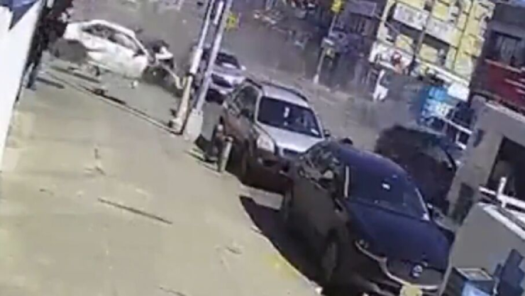 Fuerte choque de autos deja 2 muertos y 5 heridos en Nueva York