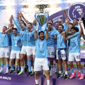 Manchester City alza la copa de la Premier League