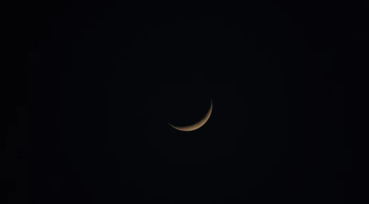 ¿Cómo usar la energía de la Luna Nueva para intencionar tus cuarzos y cristales de protección?