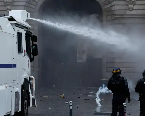 Policía francesa utiliza un cañón de agua durante una manifestación en París.
