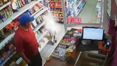 ¡Indignante! Captan a un hombre golpeando fuertemente a un niño de tres años