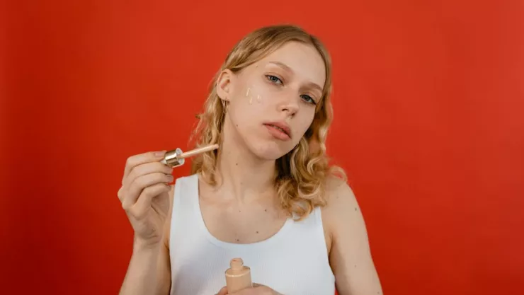 3 formas de arreglar una base que te quedó muy naranja o muy blanca