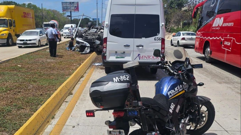 Tráfico Cancún hoy 12 de junio FUERTE CHOQUE en el Boulevard Colosio deja graves daños.jpg