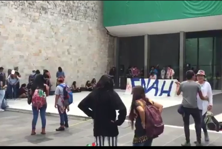 Estudiantes ingresan al Museo Nacional de Antropología