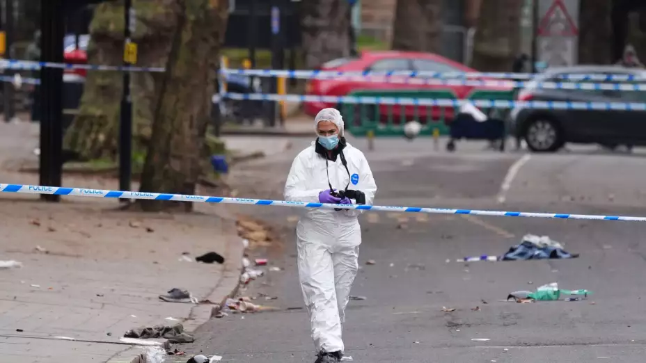 Escena luego de que un auto arrolló a peatones en Derby, Inglaterra.