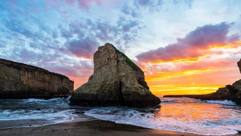 Atardecer en Shark Fin Cove, California.