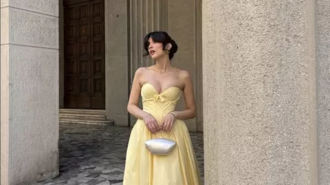 Look monocromático con un vestido en tono mantequilla