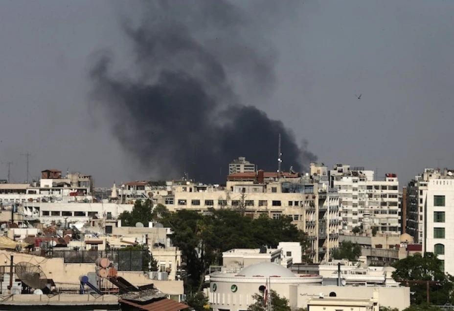 Columnas de humo negro se elevan tras un intenso cañoneo contra el barrio de Jobar, en el este de Damasco