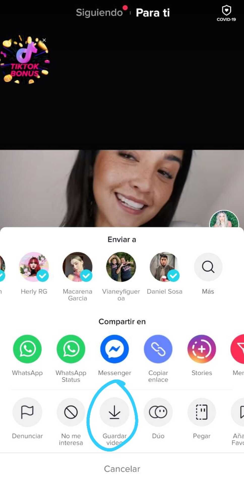 Al desplegarse las opciones, elige “Guardar video”