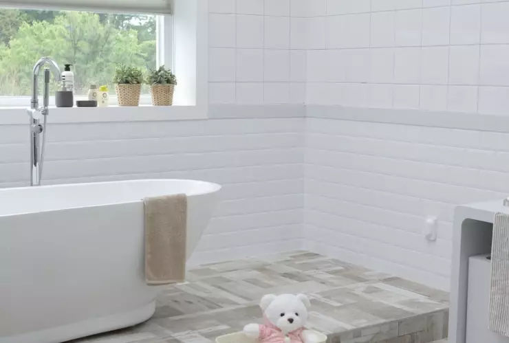 La manera más fácil de eliminar el moho del baño con ingredientes de cocina