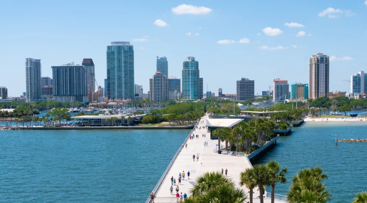 Los edificios de fondo en una ciudad de Florida, con un muelle grande de hormigón para el paseo de las personas