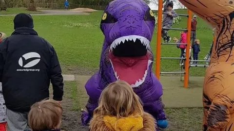 mamá disfrazada de dinosaurio.jpg